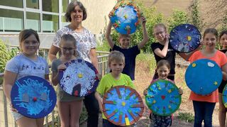 „Ich mach mir die Welt wie sie mir gefällt“, dachten sich die Kinder und erschaffen unter der Leitung von Andrea Tewes (3. v. l.) beeindruckende Kunstwerke.