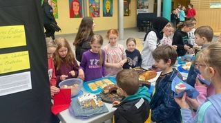 Dank zahlreicher backender Eltern gab es eine vielfältige Auswahl an leckeren Kuchen und Muffins.