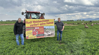 Robert Kaiser (l.) vom Grenzhof und Holger Koch aus Edingen-Neckarhausen zeigen die Auswirkungen der angedachten Bahntrasse auf.