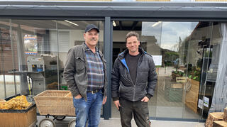Rolf Hallwachs (l.) und sein Sohn Andreas, vor ihrem Hofladen in Plankstadt.