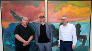 Kunstwerk: Four No More / Coral Reef, Diptychon 2023, davor Dr. Dietmar Schuth (v. l.), Daniel Sambo-Richter und Erik Schnatterer.