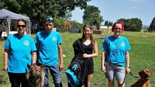 Zum ersten Mal beteiligte sich der Schäferhundeverein Ortsgruppe Reilingen beim Tag des Hundes: Vorsitzende Larissa Tretter-Dirks (v. l.) mit Langhaarschäferhund Harley, der zweite Vorsitzende Uwe Gellert, Lotte Dirks mit dem neuen Logo auf den Vereinsjacken und Schriftführerin Anke Gellert mit Rhodesian Ridgeback Kenzo freuten sich über Besucher.
