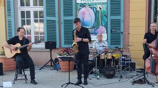 Die Formation Salon du Jazz eröffnet die Saison auf dem Schlossplatz und kommt bei den Besucher sehr gut an.