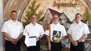 Feuerwehrkommandant Christoph Horsch (r.) und sein Stellvertreter Sascha Böhm ( l.) freuen sich über dem neuen Spielmannszug mit Stabführer Eric Schmitt (2 v. r.) und dessen Stellvertreter Uwe Barth.