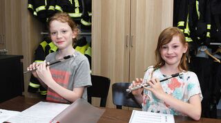 Die beiden Schüler Leander und Sophia sind mit zehn und neun Jahren derzeit die jüngsten Mitglieder des Spielmannszuges der Freiwilligen Feuerwehr. Die Beiden lernen Querflöte.