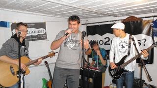 <p>Die Musiker Patrick Weiser, Kevin Solert, Julian Schulz und Adrian Laule (v.l.) bilden die Band "who2ladies?".</p>