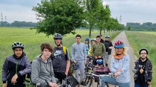Die Achtklässler mit ihren Rädern auf dem Weg nach Speyer, wo das Technikmuseum besucht wurde.