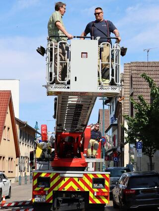 Dominik Adolf (unten) und Daniel Achtstätter (rechts) bringen Thomas Picke hoch hinaus zum Storchennest. Drei Jungtiere galt es in diesem Jahr zu beringen.