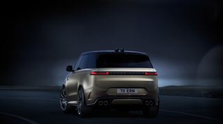 mid Groß-Gerau - Der von einem 467 kW/635 PS starken 4.4 Liter Twin-Turbo V8-Benziner mit Mildhybrid-Technologie befeuerte neue Range Rover Sport SV verfügt über eine Reihe leistungsfördernder Technologien.