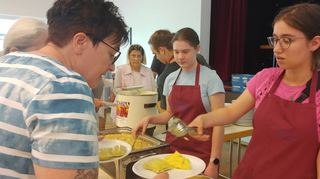 Leckere Maultauschen mit Kartoffelsalat – das hält Leib und Seele zusammen. Das gemeinsame Essen stärkt auch das Gemeinschaftsgefühl in der evangelischen Gemeinde.