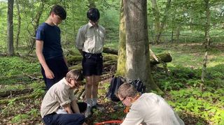 Die Sippe „Jaguar“ mit Maximilian Mühlbert (v.l.), Tobias Deag und Patrice Pal lernt von Leiter Christoph Werning, wie eine Bank gebaut wird.