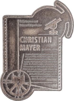 Vor dem Schloss erinnert eine Gedenktafel an Christian Mayer.
Bild: Daoud