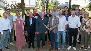 Sie helfen alle mit: Michael Zipf (v. l.), Dany Restle, Annegret Koppert (hinten), Andrea Michels, Dr. Susanne Hierschbiel, Wieslochs Bürgermeister Ludwig Sauer, Andreas Lin, Mathias Tröndle (vorn), Oliver Engert, Athi Sananikone, OB Dr. René Pöltl (mit der offiziellen Fackel), Tobias Metzger, Markus Liu-Wallenwein, Maximilian Menges (hinten), Jeremy Dietmann, Jens Rückert, Volker Kurz, Eleonore Fröhlich und Margit Rothe.