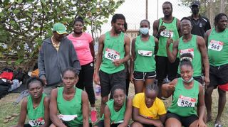 Das ist ein Teil der Mannschaft aus Jamaika, die an den Special Olympics World Games in Berlin teilnimmt und vorher in Schwetzingen begrüßt wird. Hier sind die Leichtathleten zu sehen.