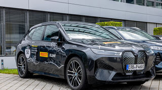 mid Walldorf - Der BMW iX M60 ist eine imposante Erscheinung.