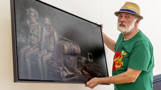 Der Kunstverein Speyer zeigt in seinen Räumen im Kulturhof Flachsgasse die Ausstellung „Genau genommen“ mit Werken des Künstlers Philipp H. Steiner, der hier die Platzierung seines Kunstwerks „Cold sweat“ überlegt.