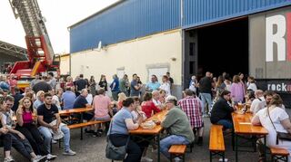 Die Feuerwehr Speyer wird 175 Jahre alt und feiert dieses Jubiläum mit einer Blaulichtparty in der Halle 101. Kurz vor Beginn tummeln sich die Gäste ob der sommerlichen Temperaturen noch vor der Halle und haben gute Laune.