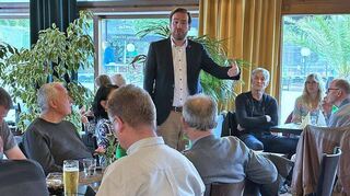 Der CDU-Landtagsabgeordnete Andreas Sturm diskutiert mit Mitgliedern der Partei über verschiedene Themen.
