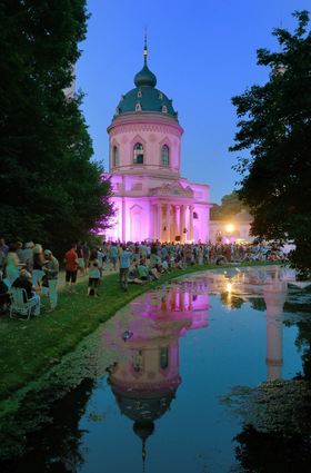Wunderbar ist die Atmosphäre auch rings um die Moschee im hinteren Schlossgarten, die illuminiert wird.