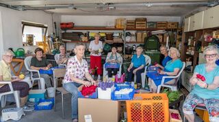 Das Blütenvorbereitungsteam: Hella Bergner (v. l.) Gertrud Ernst, Gabriele Auer, Irmgard Thiele, Franziska Wiltz, Maria Gramlich, Maria Heid, Elke Jokisch, Cecilia Senn und Maria Roth.
