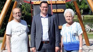 Karl Götzmann (l.) und Martha Keller vom Förderverein Gartenschaupark freuen sich mit Regionalleiter Tobias Trenz über die Spende der Sparkasse Heidelberg.