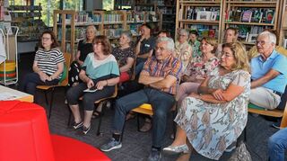 Bei einer Lesung in der Gemeindebücherei stellt Horst Eckert seinen aktuellen Politthriller dem Publikum vor.