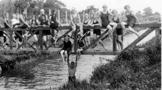 Bevor es das Schwimmbad gab, wurde im Rhein oder im Kraichbach gebadet, wie dieses Bild zeigt, das wohl in den Jahren vor dem Zweiten Weltkrieg aufgenommen wurde.