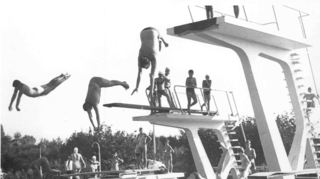 So sah es im alten Freibad aus, bevor mit dem Neubau fürs Aquadrom begonnen wurde. Die Sprungtürme standen hoch im Kurs.