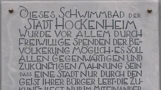 Diese Gedenktafel wurde 2011 am Bad zum 50. Geburtstag angebracht.