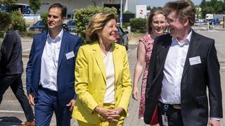 Beim größten industriellen Arbeitgeber Speyers konnte Geschäftsführer Stefan Zimmermann (r.) und Vorstandsmitglied Antoine Charpentier Ministerpräsidentin Malu Dreyer begrüßen.