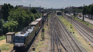 Ein Güterzug fährt durch den Schwetzinger Bahnhof. Das ist der Blick von der Nadler-Brücke Richtung Bahnhof. Bis 2040 könnte sich der Verkehr verdreifachen.