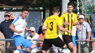 Neulußheims Spielertrainer Marvin Pelzl (l.) gibt seiner Mannschaft in der Abwehr gegen Ladenburg sicheren Halt – am Ende stand aber eine knappe Niederlage.