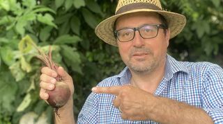 Die erste geerntete Rote Bete in dieser Saison – das gequälte Lächeln des gärtnernden Redakteurs ist dem Doppel-zentner Wildkraut geschuldet, das er zuvor dem Boden entrissen hat.