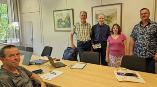 Bei einer seiner ersten Beratungen (hier mit Matthias Schäfer, l.) in Sachen klimaschutzfreundliche Sanierungen wird Dr. Thomas Fischer (2. v. l.) von Bürgermeister Dr. Ralf Göck, Klimaschutzmanagerin Birgit Sehls und Umweltberater Dr. Andreas Askani willkommen geheißen.
