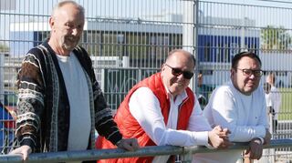 Bei Karlheinz Knoll ( Vorsitzender), Frank Hensel (Abteilungsleiter) und Thomas Barth (Trainer) herrscht auf diesem Bild noch die Vorfreude auf eine gute Runde vor.Doch die Realität holte die drei FVB-Verantwortlichen am Ende ein.