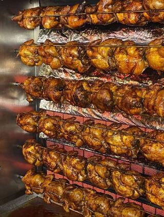 Knusprig, saftig, zart: Die Hähnchen drehen ihre Runden am Grill.