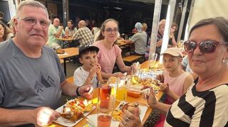 Familie Weis und Familie Held aus Ketsch sind echte Hähnchenfestfreunde und kommen gerne immer wieder zum Fest.