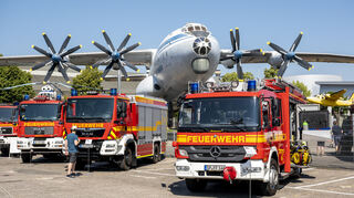 Die Speyerer Feuerwehr zeigt vor der Kulisse der Antonov An-22 einige moderne Fahrzeuge.