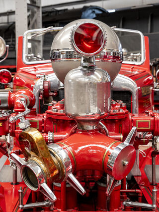 Hier ein Arens-Fox H-T der Firma Arens-Fox, die bis in die 1950er Jahre die leistungstärksten Feuerwehrfahrzeuge der Welt waren und als Rolls-Royce der Löschfahrzeuge bezeichnet wurden. Das Charakteristische ist die überdimensionale silberne Kugel oberhalb der Löschwasserpumpe, die als Ausgleichsbehälter dient.