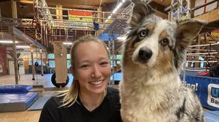 Die Athletin aus Eppelheim im Trainingszentrum mit ihrer Hündin.