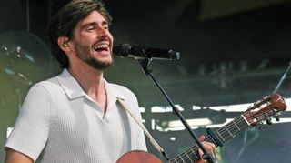 Lebensfreude pur: Alvaro Soler beim „Festival of Dreams“, das Porsche zu seinem 75. Firmen-Geburtstag auf dem Hockenheimring präsentiert.