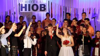 Anna und Hiob heiraten in ihrem frisch eröffneten Hotel – doch dann beginnt das Unglück.