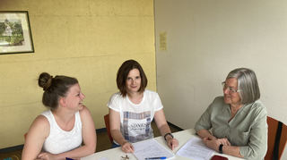 Das Leitungsteam (v. r.) Elke Rinderknecht, Daniela Gaisbauer und Petra Kiesecker plant die Einsätze der Mitarbeitenden - allerdings wird nichts über deren Köpfe oder die der Kunden hinweg entschieden. Bild: strauch