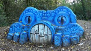 Der von Graffiti-Künstler Askin Yilmaz und den Jugendlichen gestaltete blaue Stein bewacht seit Herbst des vergangenen Jahres den Eingang zur „Monsterwiese“ und gibt der Anlage seinen ganz besonderen Namen.