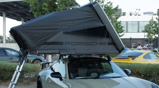 Von wegen „nur schnell und laut“: Sportwagen sind auch als Campingmobile nutzbar, wie Porsche auf dem Ring wohl mit Augenzwinkern belegt.