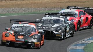 Die Schnellsten des ersten Laufs der ADAC GT Masters – Jaxon Evans und Tim Zimmermann – in Aktion. Die Porsche-Fahrer bescheren ihrem Rennstall und Hersteller einen passenden Geburtstagssieg.