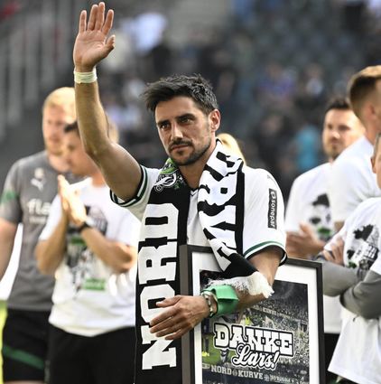 Lars Stindl verabschiedet sich hier nach dem letzten Spiel von den Gladbacher Fans. Künftig wird der Wiesentaler wieder beim Karlsruher SC spielen.