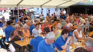 Auch Zum Finale gibt es im Festzelt jede Menge guter Laune, leckeres Essen und beste Unterhaltung bei strahlend schönem Sommerwetter.