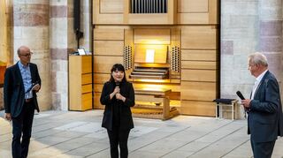 Die südkoreanische Organistin Sunkyung Noh erzählt vor Beginn des Konzerts im offenen Gespräch über sich und ihr Wirken. Beim Gespräch rahmen sie Domorganist Markus Eichenlaub und Dr. Klaus Gassner ein.
