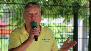 Der „Ketscher Bu“, Bernd Bürkle, gibt beim Heimatmuseum eine Eigenproduktion im Zusammenhang mit dem Radiojubiläum zum Besten.